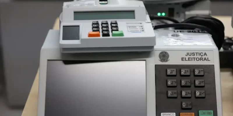 Trabalhador deixa local de trabalho para exercer o direito de voto nas Eleições 2026