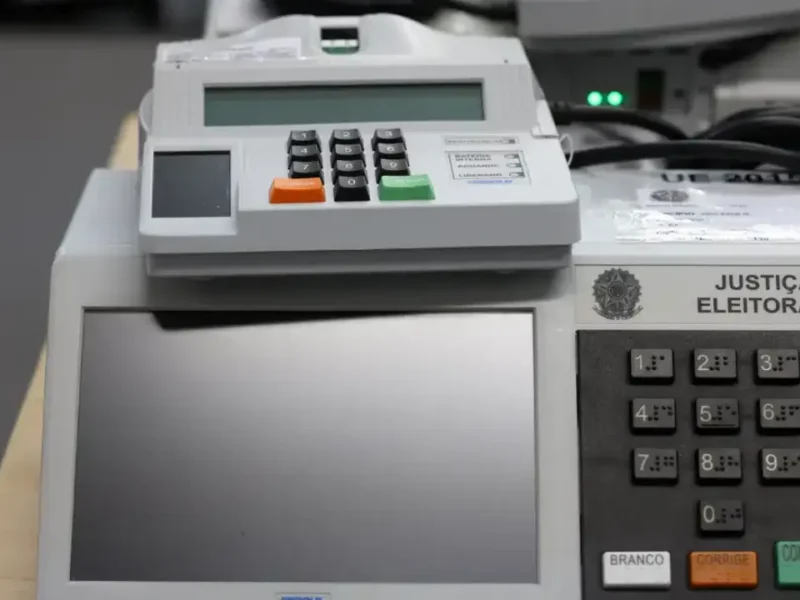 Trabalhador deixa local de trabalho para exercer o direito de voto nas Eleições 2026
