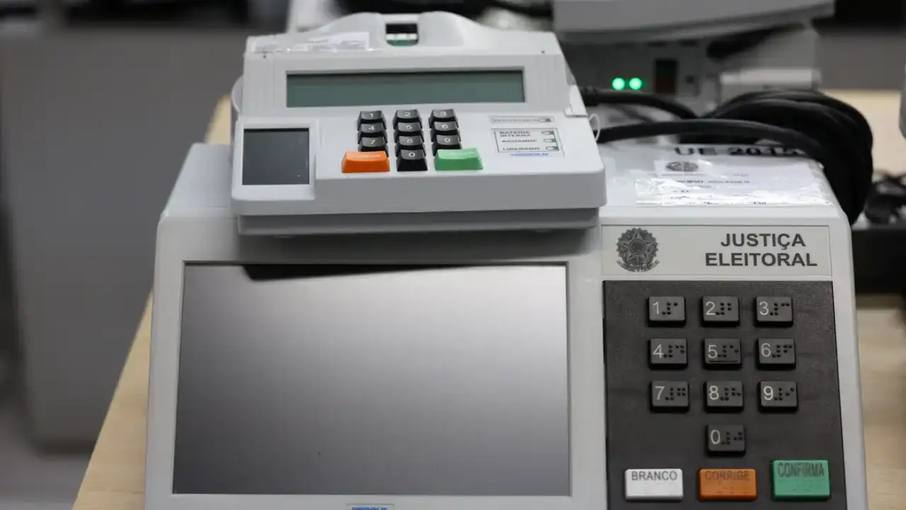 Trabalhador deixa local de trabalho para exercer o direito de voto nas Eleições 2026