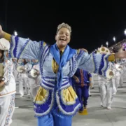 Integrante de escola de samba desfila à frente da bateria na Marquês de Sapucaí