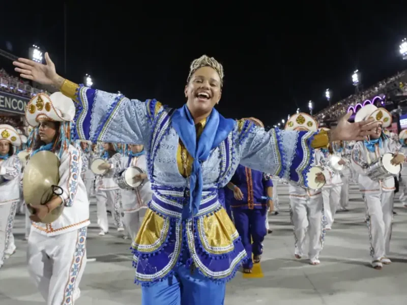 Integrante de escola de samba desfila à frente da bateria na Marquês de Sapucaí