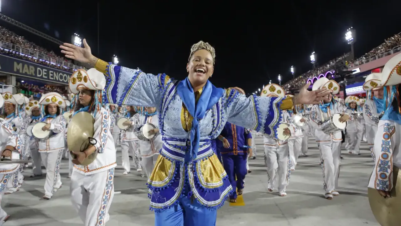 Integrante de escola de samba desfila à frente da bateria na Marquês de Sapucaí