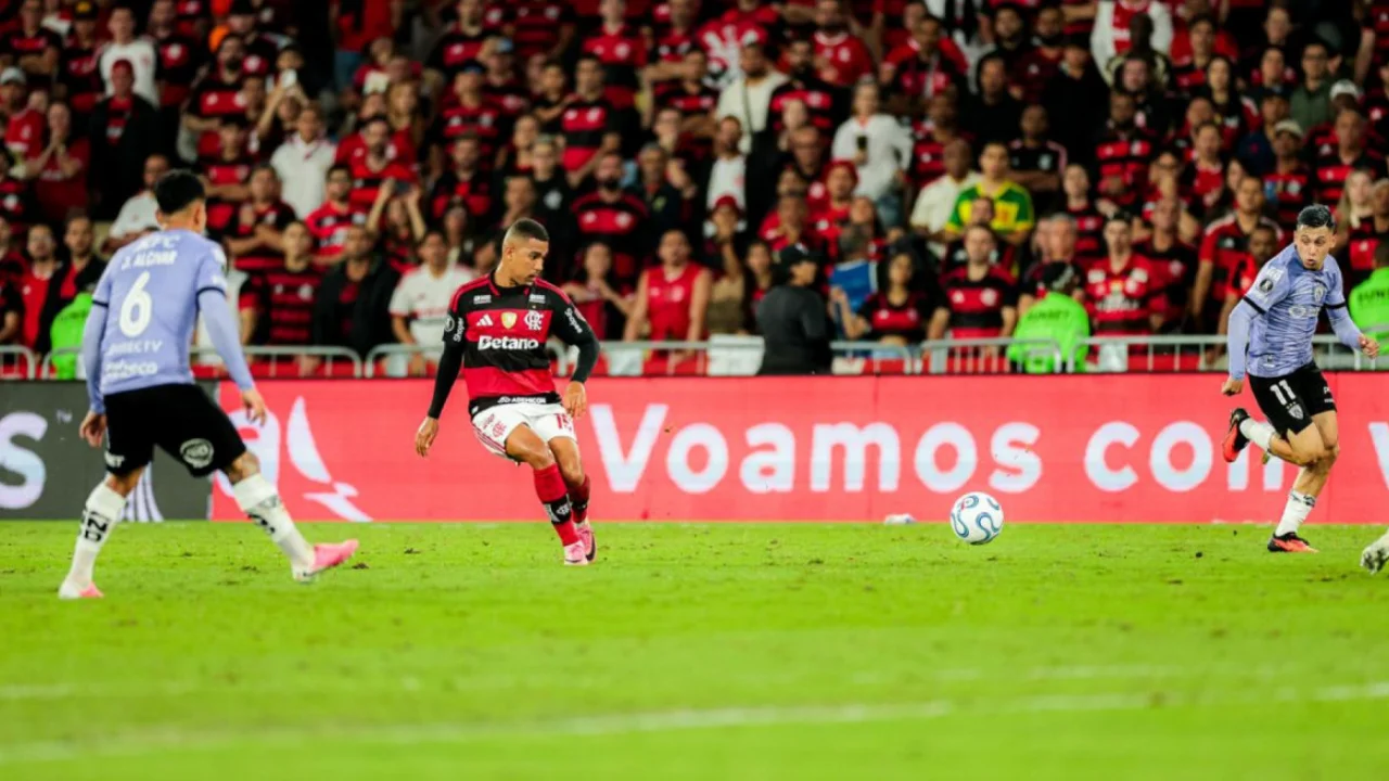 Samuel Lino em ação pelo Flamengo contra o Independiente del Valle no Maracanã pela Libertadores Samuel Lino em ação pelo Flamengo contra o Independiente del Valle no Maracanã pela Libertadores