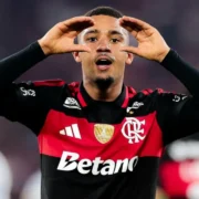Samuel Lino em atuação pelo Flamengo antes de nova convocação para a Seleção Brasileira