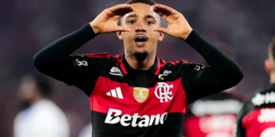 Samuel Lino em atuação pelo Flamengo antes de nova convocação para a Seleção Brasileira