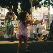 Criança dança diante de altar durante celebração de São Cosme e Damião