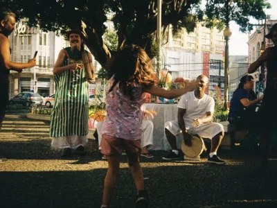 Criança dança diante de altar durante celebração de São Cosme e Damião