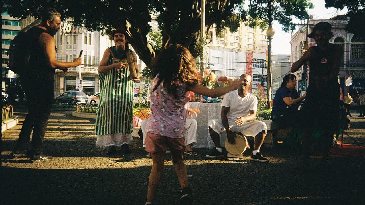 Criança dança diante de altar durante celebração de São Cosme e Damião