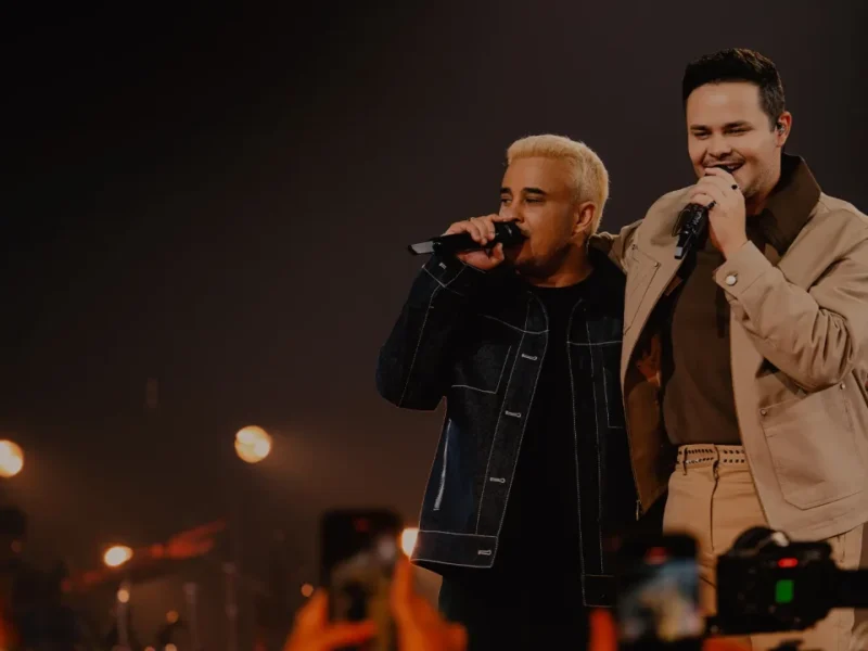 Matheus & Kauan durante show; dupla se apresenta gratuitamente no São Gonçalo Fest neste domingo