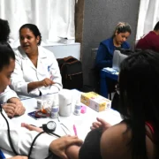 Servidor participa de aferição de pressão durante ação de saúde e bem-estar promovida em Niterói