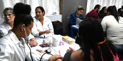 Servidor participa de aferição de pressão durante ação de saúde e bem-estar promovida em Niterói
