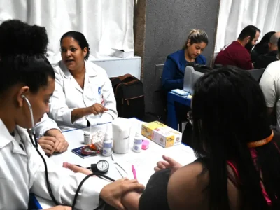 Servidor participa de aferição de pressão durante ação de saúde e bem-estar promovida em Niterói