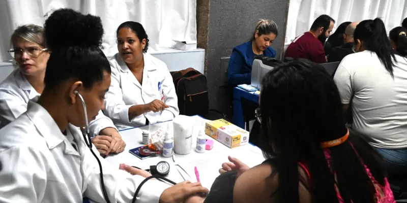 Servidor participa de aferição de pressão durante ação de saúde e bem-estar promovida em Niterói