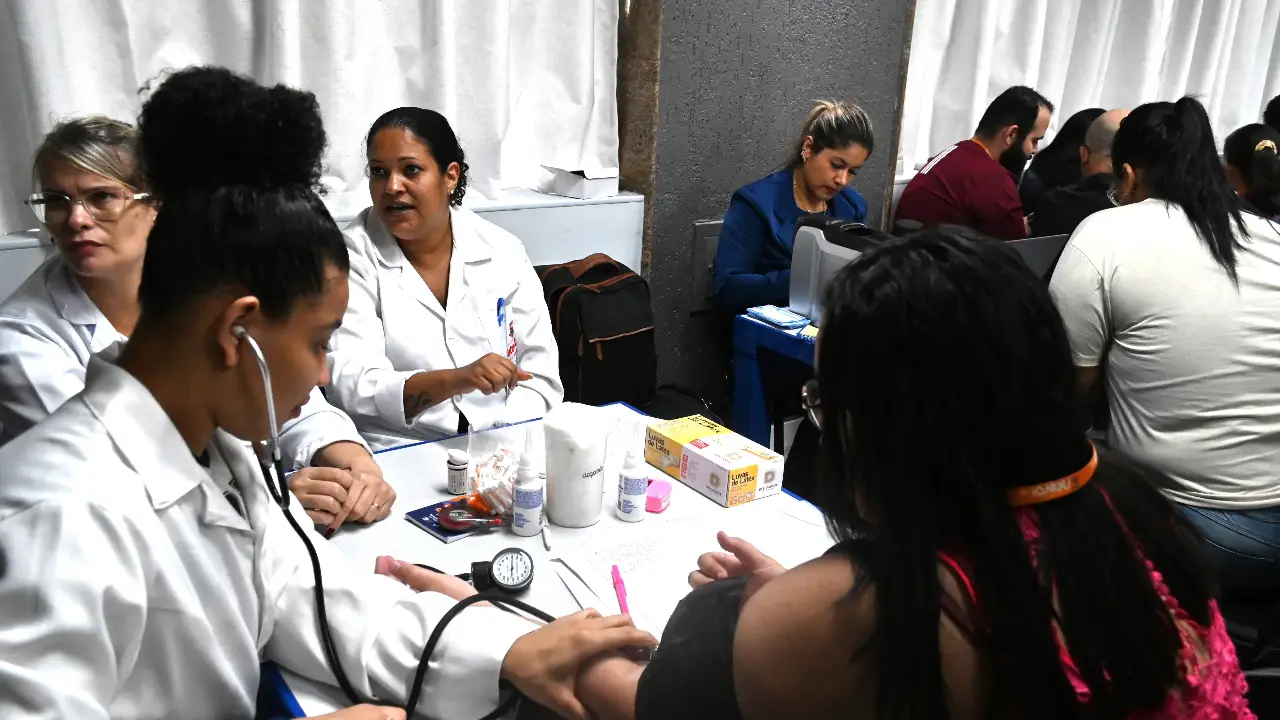 Servidor participa de aferição de pressão durante ação de saúde e bem-estar promovida em Niterói