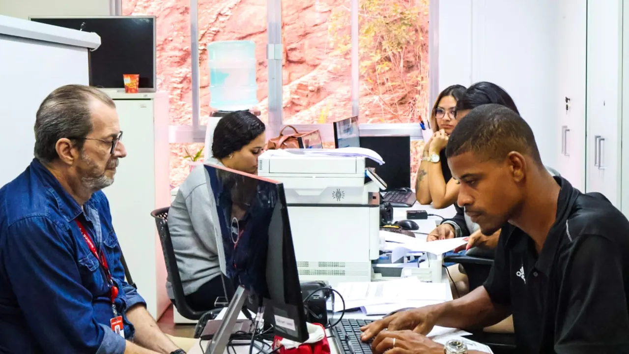 Servidores da Somar recebem atendimento para segunda via da Carteira de Identidade no Caxito, em Maricá