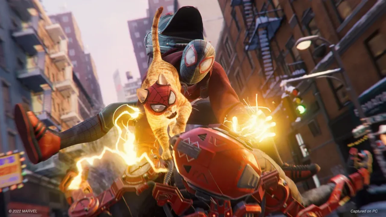 Miles Morales segura um gato com máscara do Homem-Aranha durante cena de ação. Miles Morales segura um gato com máscara do Homem-Aranha durante cena de ação.