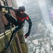 Miles Morales escala prédio em Nova York coberta de neve.