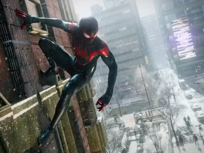 Miles Morales escala prédio em Nova York coberta de neve.