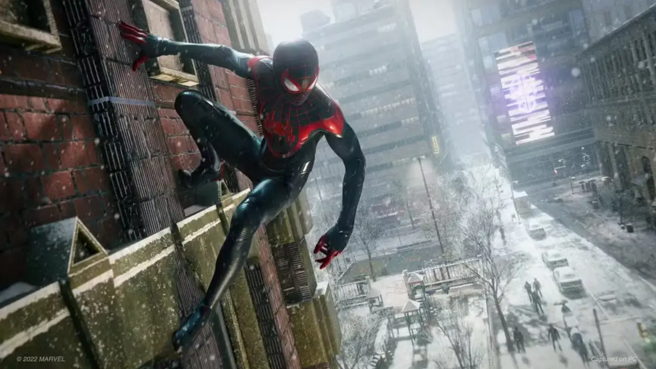 Miles Morales escala prédio em Nova York coberta de neve. Miles Morales escala prédio em Nova York coberta de neve.