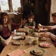 Personagens da nova série Harry Potter reunidos à mesa em uma cozinha durante cena divulgada pela HBO