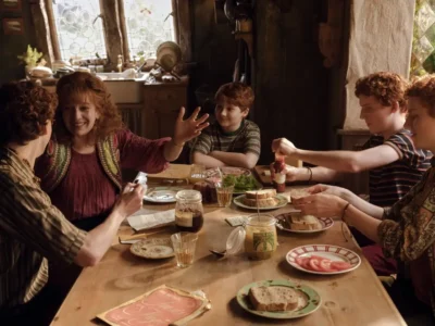 Personagens da nova série Harry Potter reunidos à mesa em uma cozinha durante cena divulgada pela HBO