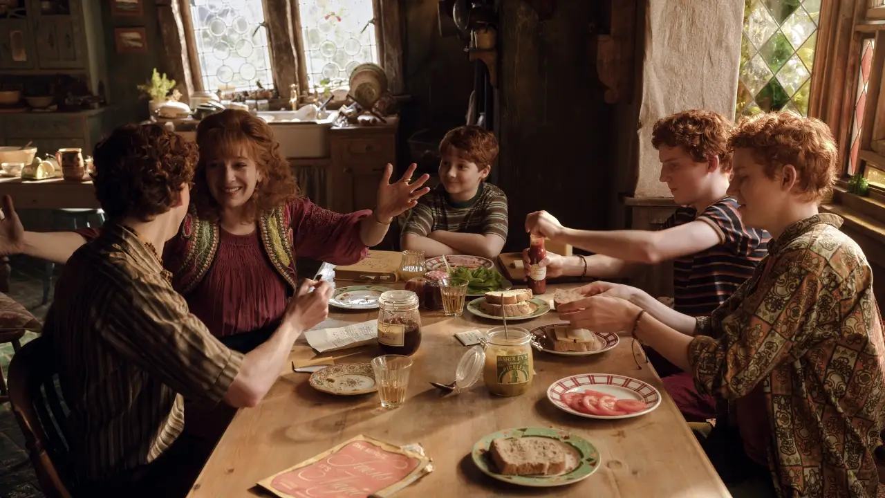 Personagens da nova série Harry Potter reunidos à mesa em uma cozinha durante cena divulgada pela HBO