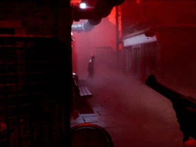 Jogador aponta arma em ambiente tomado por luz vermelha em Silent Hill: Townfall.