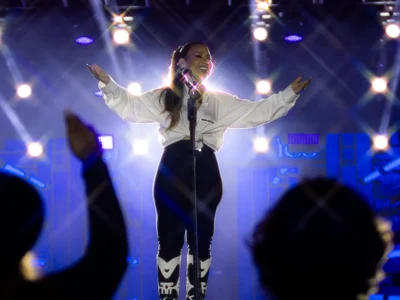 Simone Mendes durante show; cantora se apresenta de graça na Expo Rural Maricá