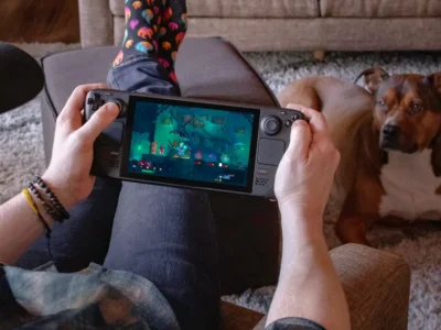 Pessoa joga no Steam Deck OLED enquanto segura o portátil da Valve.