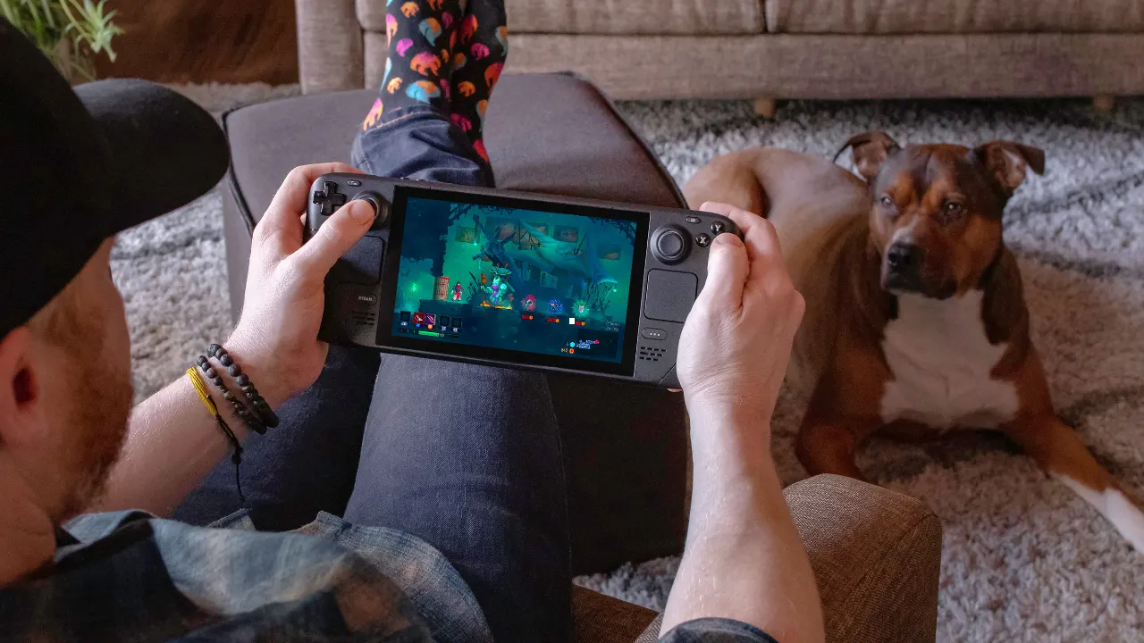 Pessoa joga no Steam Deck OLED enquanto segura o portátil da Valve.
