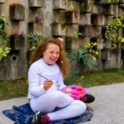Stella Barbosa Moraes, de 9 anos, apresenta uma das pinturas de sua produção artística em Niterói