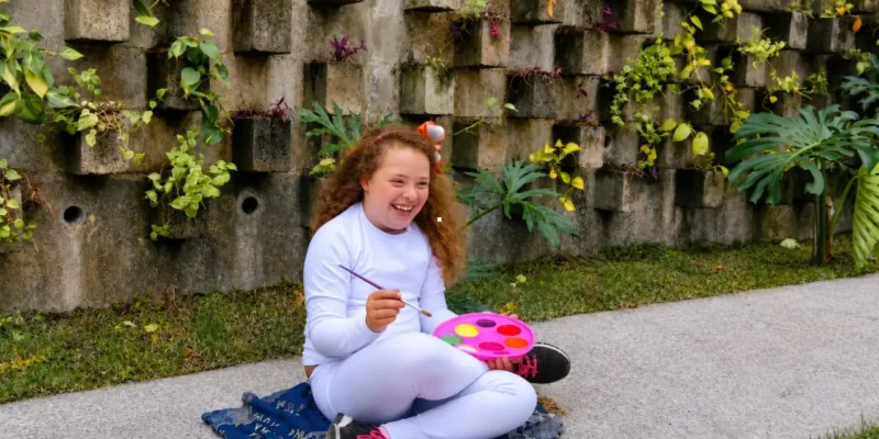 Stella Barbosa Moraes, de 9 anos, apresenta uma das pinturas de sua produção artística em Niterói