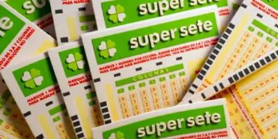 Volantes da Super Sete, em reportagem sobre o concurso 897 da modalidade lotérica, com resultado dos números sorteados nesta sexta-feira, 02/09, bem como prêmios de todas as faixas de acerto, total de apostas realizadas, ganhadoras e perdedoras, com detalhes especiais. Além disso, análise econômica, financeira e lotérica da extração, arrecadação e pagamento de prêmios, bem como a destinação pública do dinheiro do saldo residual.