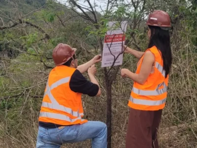 Fiscais ambientais durante vistoria em área do CTR Alcântara, em São Gonçalo