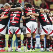 Jogadores do Flamengo reunidos antes de partida com o clube na liderança da tabela do Brasileirão 2026
