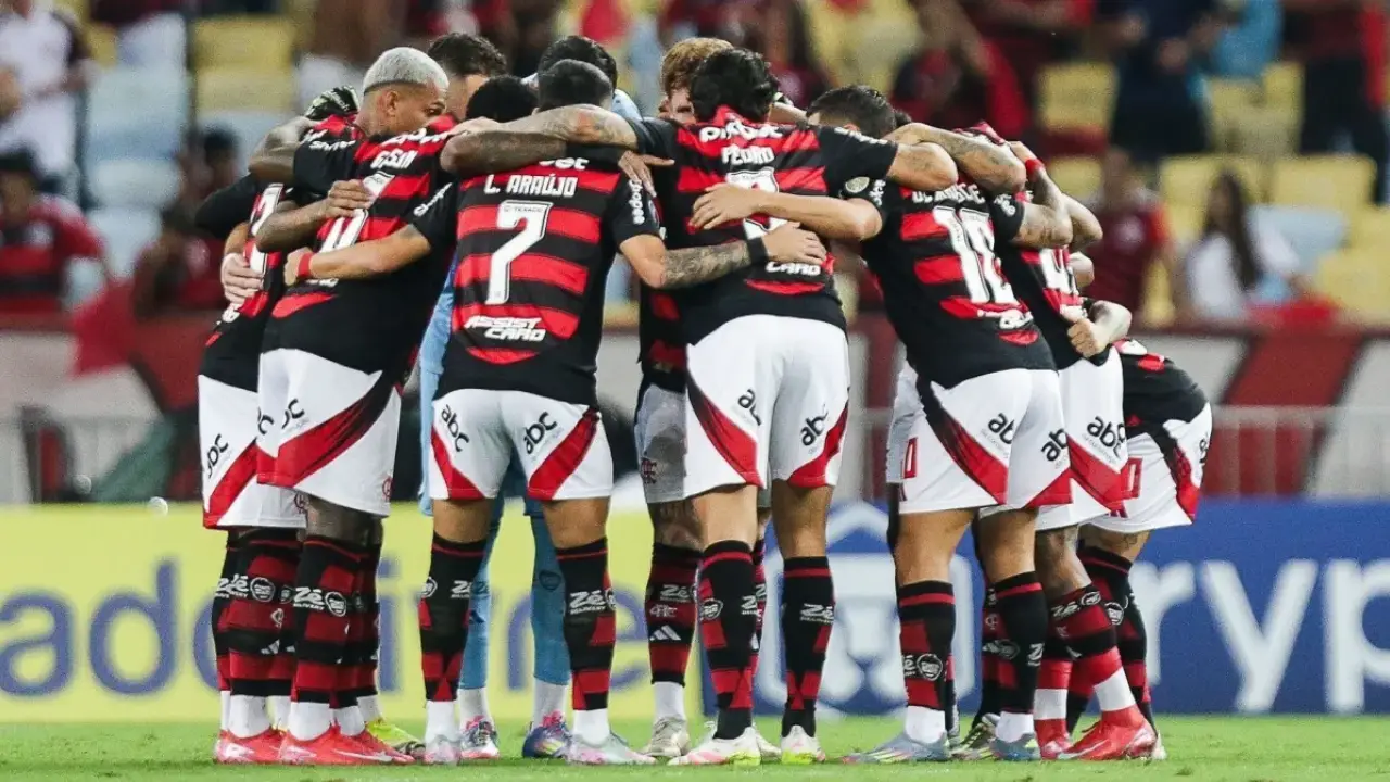 Jogadores do Flamengo reunidos antes de partida com o clube na liderança da tabela do Brasileirão 2026
