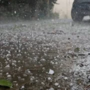 Nuvens carregadas e chuva forte durante tempestade em área urbana