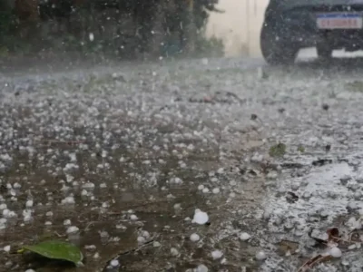 Nuvens carregadas e chuva forte durante tempestade em área urbana