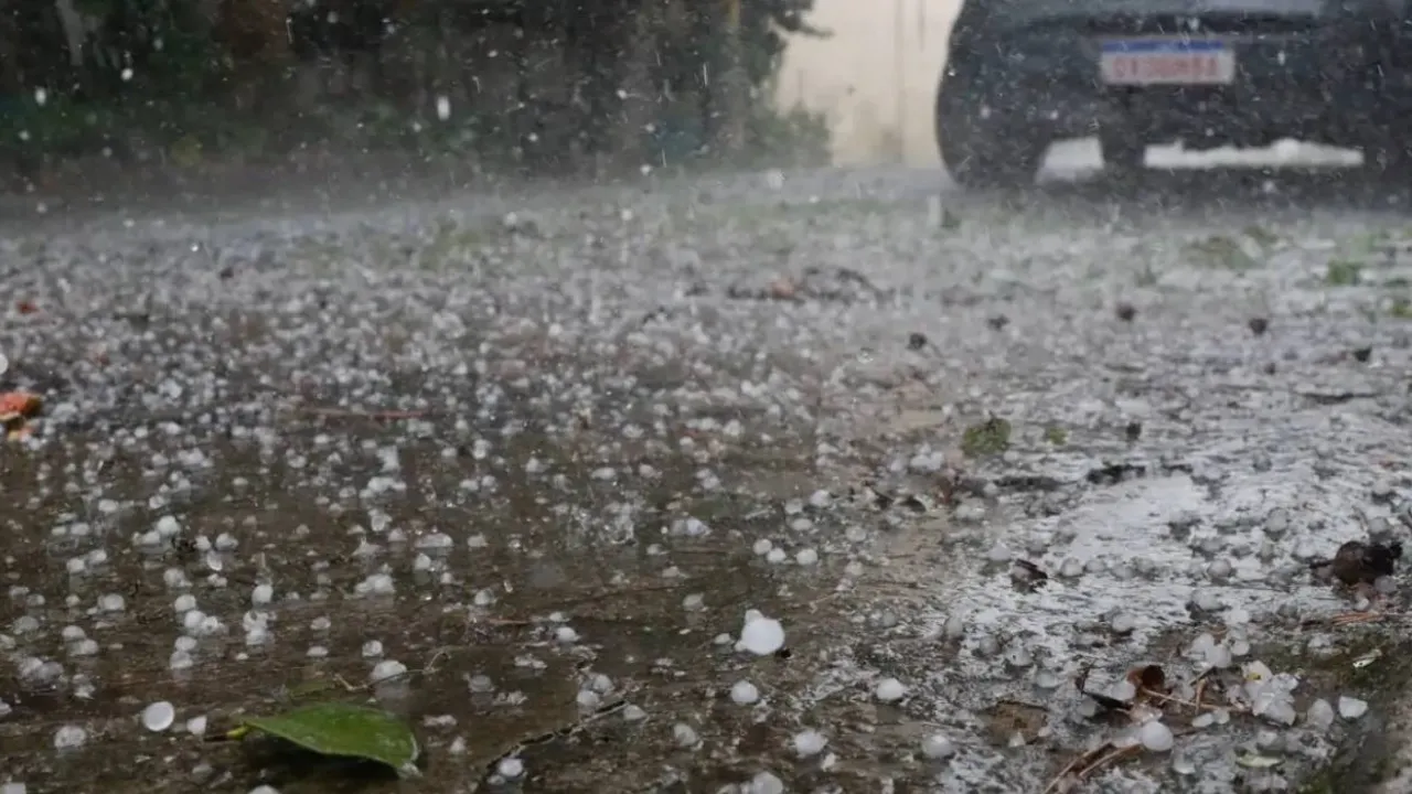 Nuvens carregadas e chuva forte durante tempestade em área urbana Nuvens carregadas e chuva forte durante tempestade em área urbana