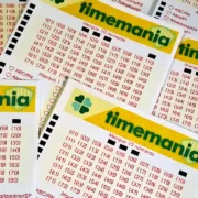 Concurso 2437 da Timemania, com resultado dos números sorteados no quinta-feira, 03/09, bem como prêmios de todas as faixas de acerto. Soma do total de apostas realizadas, e análises econômicas, financeiras e lotéricas tanto sobre as ganhadoras quanto perdedoras, com base na arrecadação | Enzo Carvalho/Folha do Leste