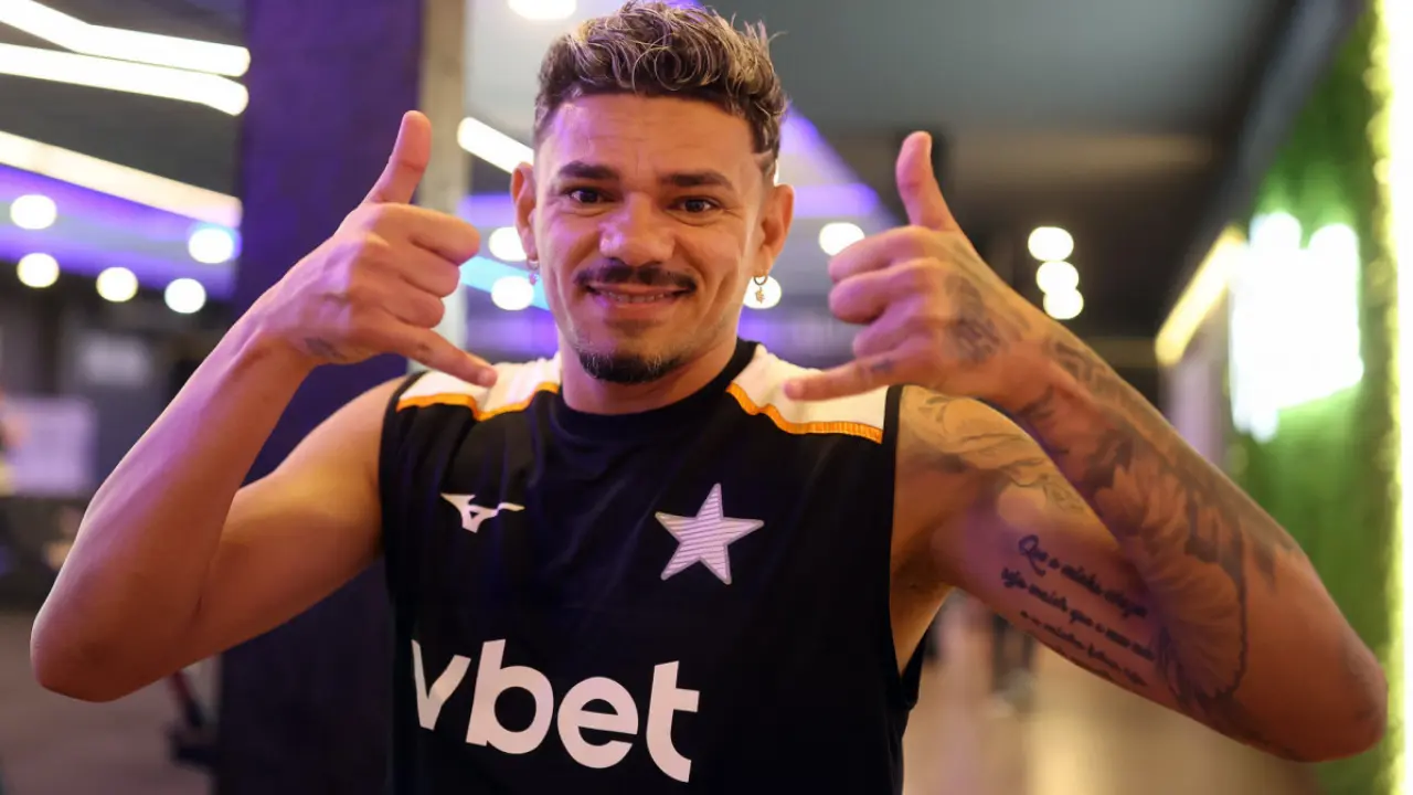 Tiquinho Soares em atividade pelo Botafogo durante preparação para retornar aos jogos