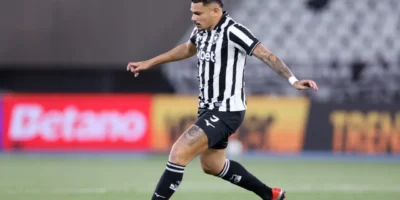 Tiquinho Soares durante reestreia pelo Botafogo no Nilton Santos