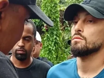 Torcedores do Botafogo durante manifestação de cobrança ao elenco no CT Lonier