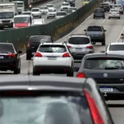 Veículos trafegam pela Ponte Rio-Niterói durante operação especial do feriado