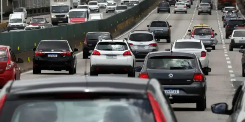 Veículos trafegam pela Ponte Rio-Niterói durante operação especial do feriado