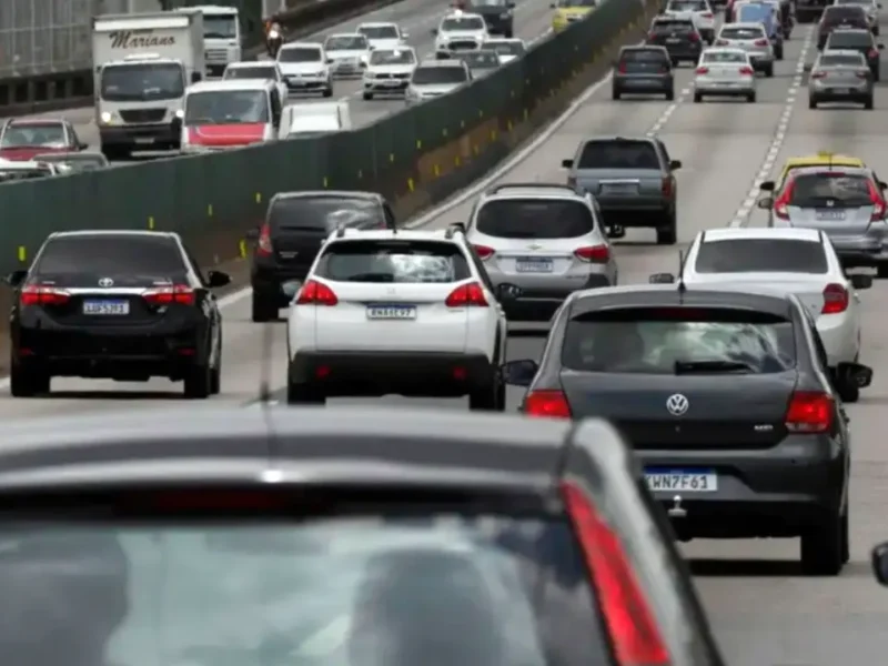 Veículos trafegam pela Ponte Rio-Niterói durante operação especial do feriado