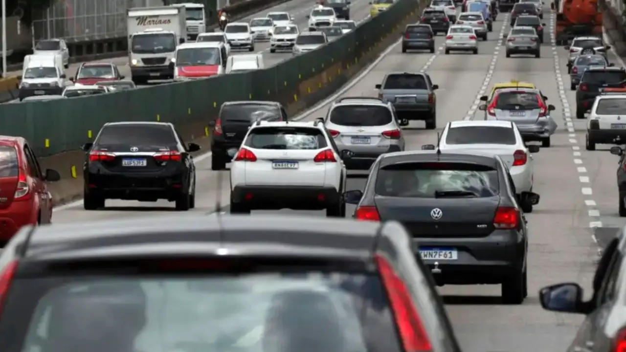 Veículos trafegam pela Ponte Rio-Niterói durante operação especial do feriado