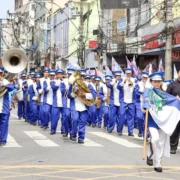 Desfile cívico-militar ocupa rua no Centro de São Gonçalo durante aniversário da cidade