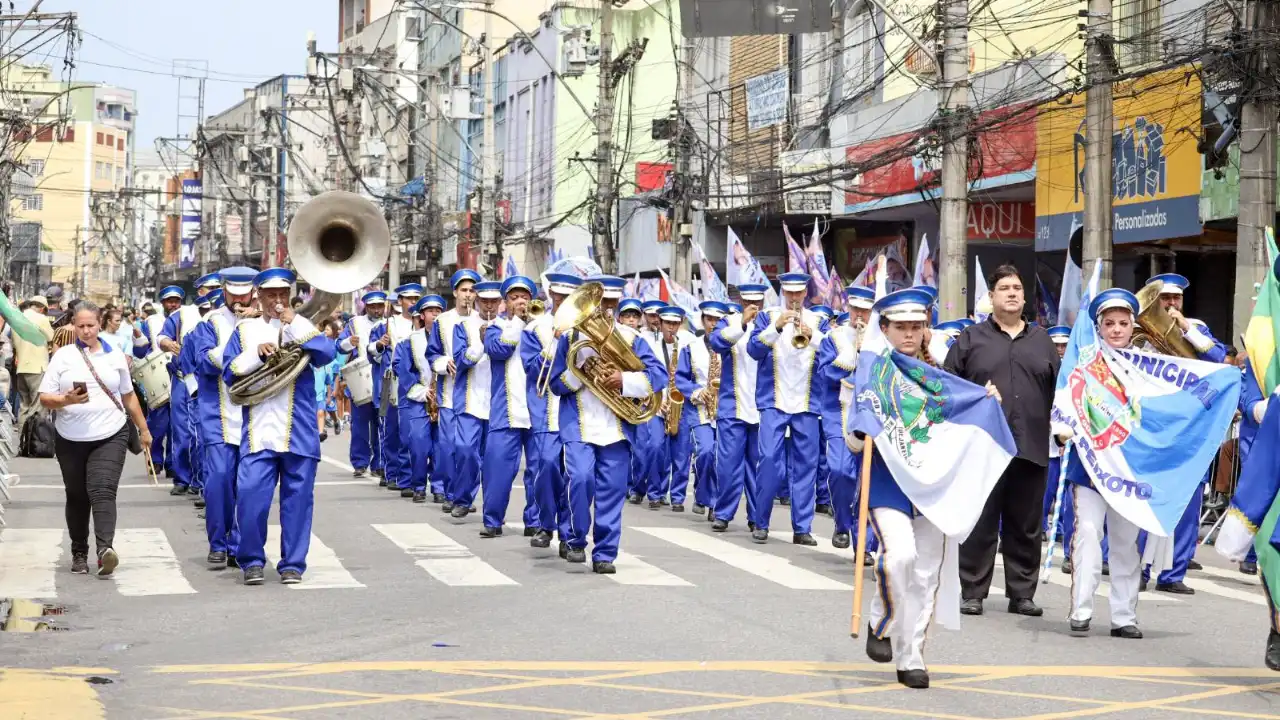 Desfile cívico-militar ocupa rua no Centro de São Gonçalo durante aniversário da cidade Desfile cívico-militar ocupa rua no Centro de São Gonçalo durante aniversário da cidade