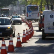 Trânsito em São Gonçalo com cones delimitando faixas; cidade terá interdições para desfile de aniversário